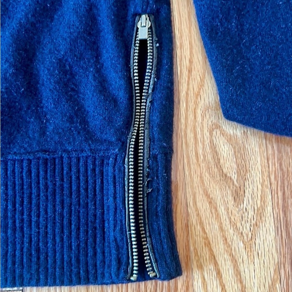 Club monaco blue Sweater with closures on the sides size small - Picture 8 of 8